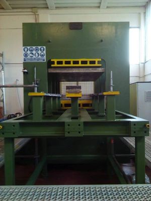 4 Column Rubber Conveyor Belt Production Line 1200 Ton Rubber Vulcanizer